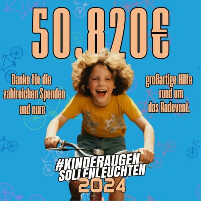 Glückliches Kind fährt Fahrrad vor blauem Hintergrund mit Fahrradsymbolen. Text: „50.820 € – Danke für die zahlreichen Spenden und eure großartige Hilfe rund um das Radevent. #KinderaugenSollenLeuchten 2024“.