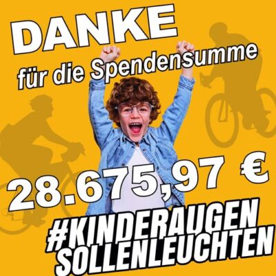 Jubelndes Kind vor gelbem Hintergrund mit Radfahrer-Silhouetten. Text: „Danke für die Spendensumme 28.675,97 € – #KinderaugenSollenLeuchten“.
