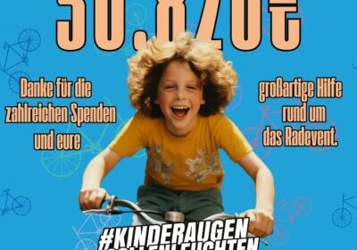 Glückliches Kind fährt Fahrrad vor blauem Hintergrund mit Fahrradsymbolen. Text: „50.820 € – Danke für die zahlreichen Spenden und eure großartige Hilfe rund um das Radevent. #KinderaugenSollenLeuchten 2024“.
