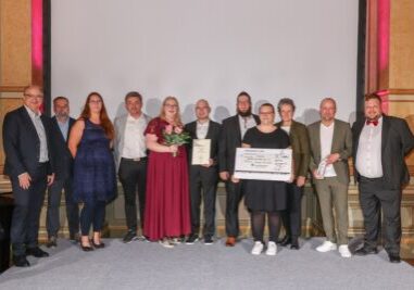 27.11.2024 Sachsen Anhalt Magdeburg
Preisverleihung Demografiepreis Sachsen-Anhalt 2024
in der Staatskanzlei Magdeburg
ua. Ministerin für Infrastruktur und Digitales des Landes Sachsen-Anhalt Frau Dr. Lydia Hüskens 
Sieger Gewinner Vereine adcom  Copyrigth Peter Gercke, 
Foto Honorarpflichtig auch für Internet